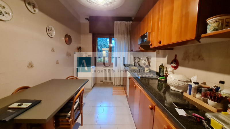 Scopri questo splendido appartamento di oltre 173 mq, situato nel cuore di Vicenza, a pochi passi...