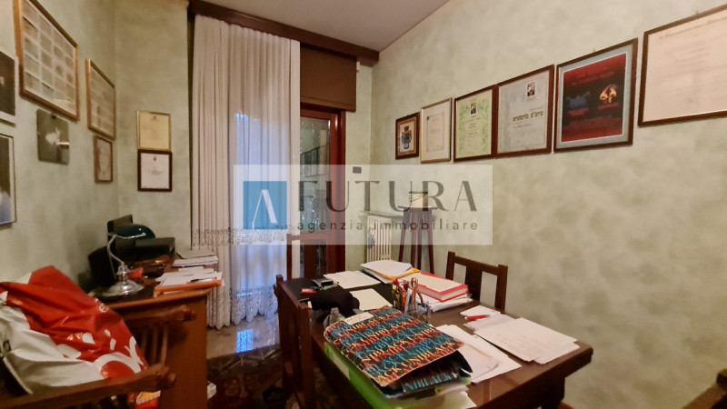 Scopri questo splendido appartamento di oltre 173 mq, situato nel cuore di Vicenza, a pochi passi...
