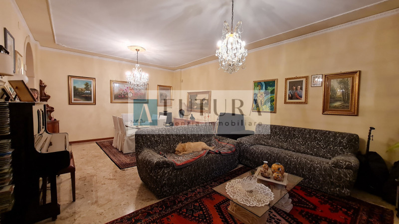 Scopri questo splendido appartamento di oltre 173 mq, situato nel cuore di Vicenza, a pochi passi...