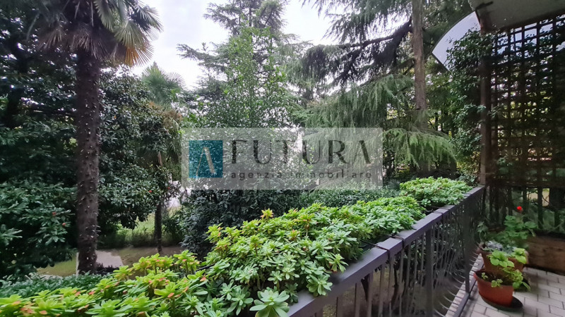 Scopri questo splendido appartamento di oltre 173 mq, situato nel cuore di Vicenza, a pochi passi...