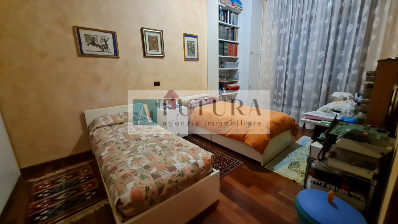 Scopri questo splendido appartamento di oltre 173 mq, situato nel cuore di Vicenza, a pochi passi...