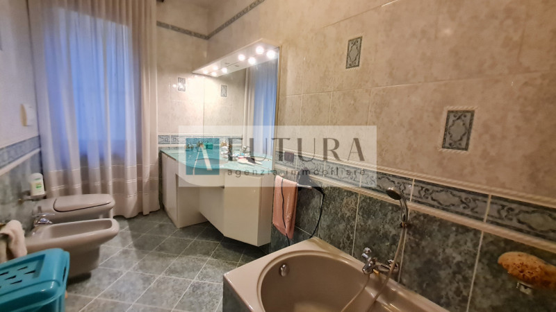 Scopri questo splendido appartamento di oltre 173 mq, situato nel cuore di Vicenza, a pochi passi...