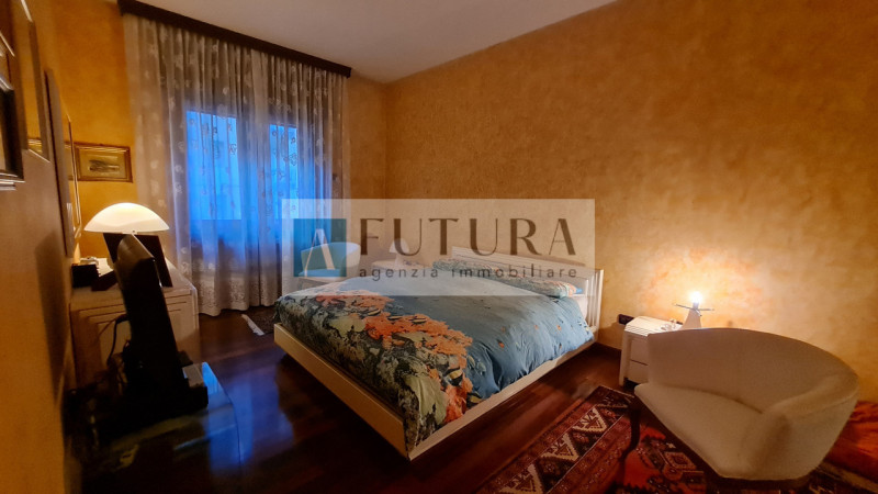 Scopri questo splendido appartamento di oltre 173 mq, situato nel cuore di Vicenza, a pochi passi...