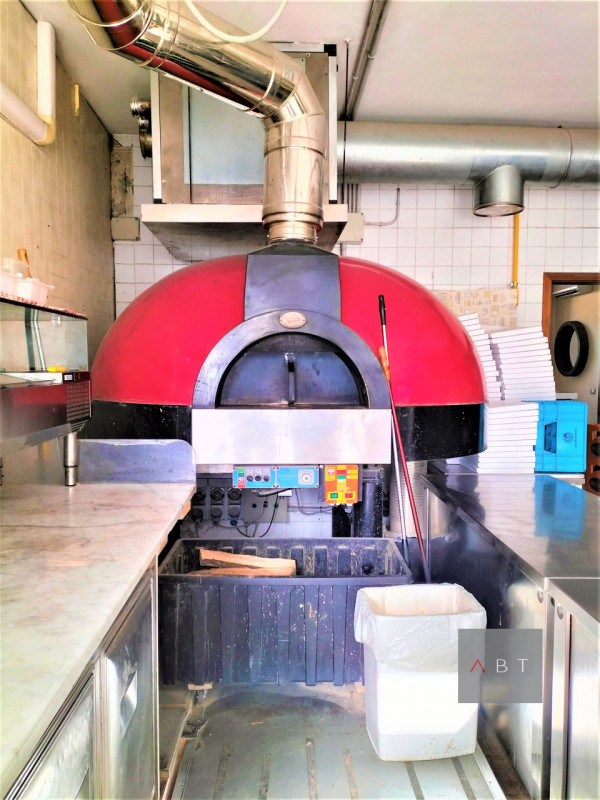 Situata in centro paese, cedesi attività di pizzeria-risotrante-bar con 80 posti a sedere e plate...