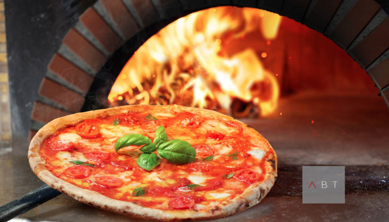 Situata in centro paese, cedesi attività di pizzeria-risotrante-bar con 80 posti a sedere e plate...