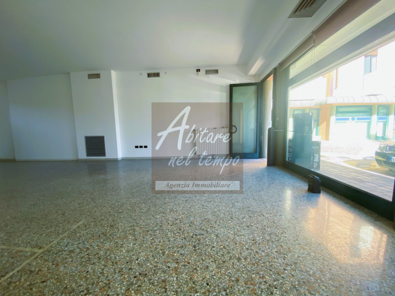 CITTADELLA (PD)

Vi proponiamo in locazione un ufficio fronte mura.

Un ambiente open-space di 60...