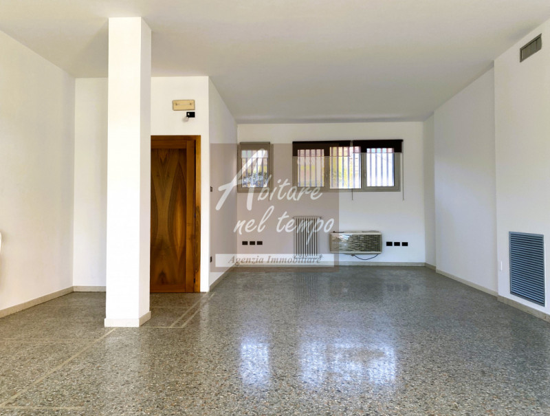 CITTADELLA (PD)

Vi proponiamo in locazione un ufficio fronte mura.

Un ambiente open-space di 60...