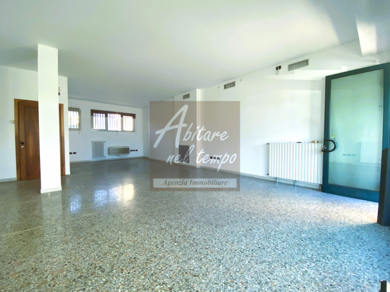 CITTADELLA (PD)

Vi proponiamo in locazione un ufficio fronte mura.

Un ambiente open-space di 60...