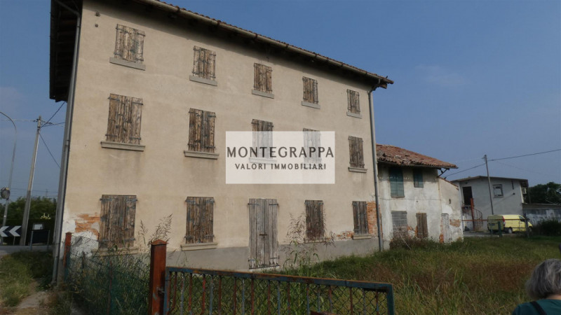 In vendita - Frazione di Vedelago, proponiamo in una zona tranquilla un rustico di campagna singo...