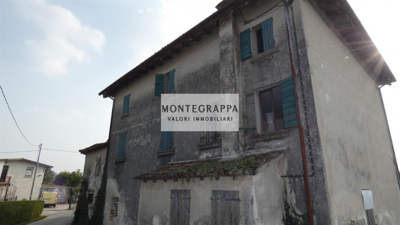 In vendita - Frazione di Vedelago, proponiamo in una zona tranquilla un rustico di campagna singo...