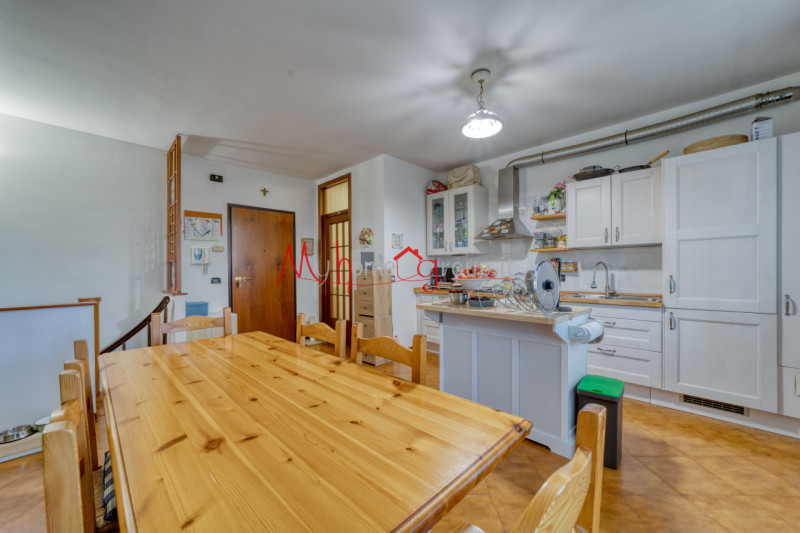 RUBANO: Appartamento al primo piano inserito in contesto di 8 unità, composto di ingresso, soggio...