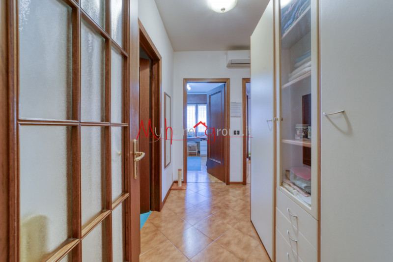 RUBANO: Appartamento al primo piano inserito in contesto di 8 unità, composto di ingresso, soggio...