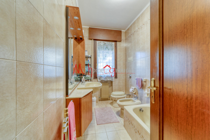 RUBANO: Appartamento al primo piano inserito in contesto di 8 unità, composto di ingresso, soggio...