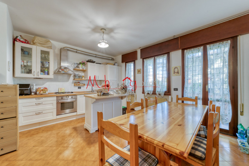 RUBANO: Appartamento al primo piano inserito in contesto di 8 unità, composto di ingresso, soggio...