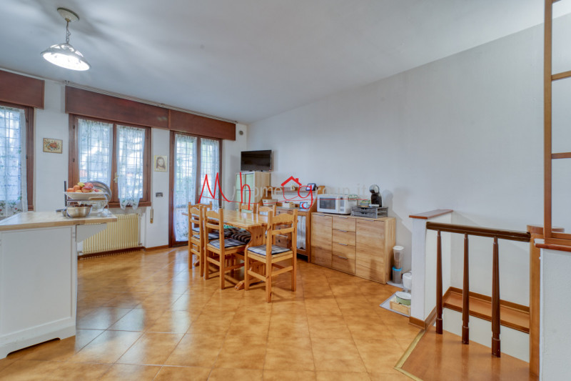 RUBANO: Appartamento al primo piano inserito in contesto di 8 unità, composto di ingresso, soggio...