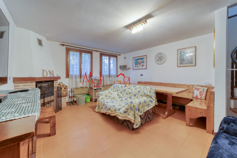 RUBANO: Appartamento al primo piano inserito in contesto di 8 unità, composto di ingresso, soggio...