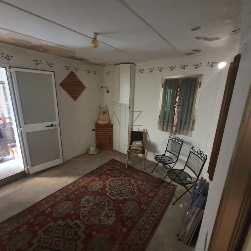 Proponiamo vendita un terratetto a pochi passi dal centro di tombolo con corte privata di 50mq;

...