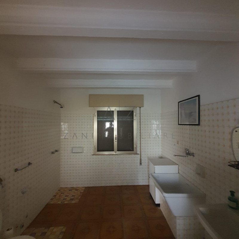 Proponiamo vendita un terratetto a pochi passi dal centro di tombolo con corte privata di 50mq;

...