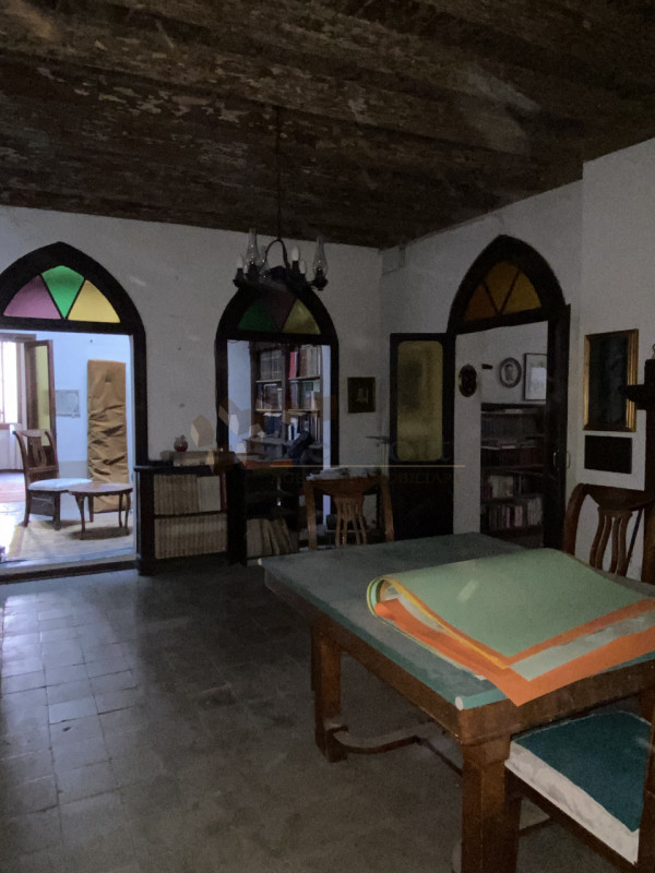 Nel cuore del centro storico di Cologna Veneta, proponiamo in vendita un affascinante palazzo che...