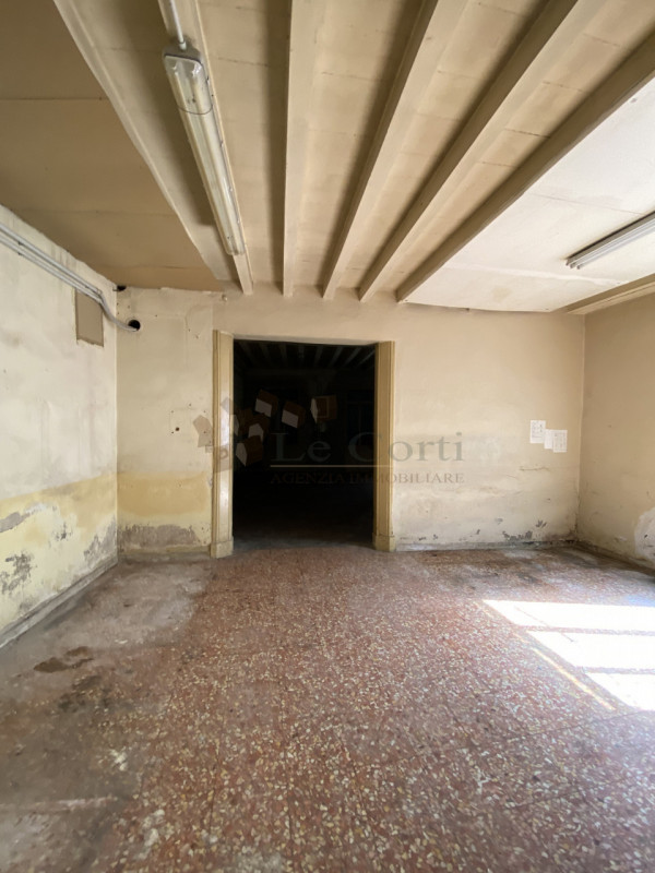 Nel cuore del centro storico di Cologna Veneta, proponiamo in vendita un affascinante palazzo che...