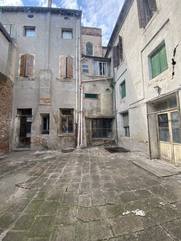 Nel cuore del centro storico di Cologna Veneta, proponiamo in vendita un affascinante palazzo che...