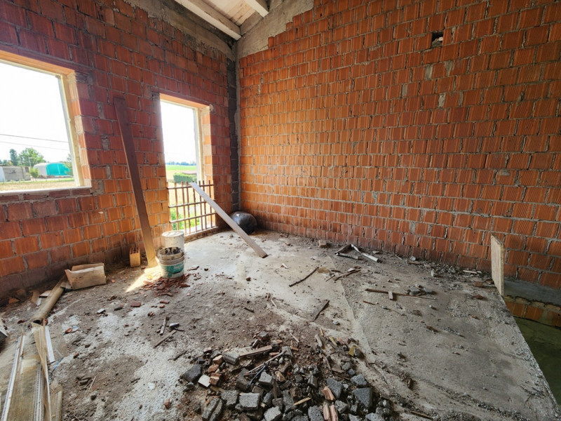 Pontelongo:Porzione di trifamiliare vicina al centro, ma al contempo in campagna dotata di giardi...