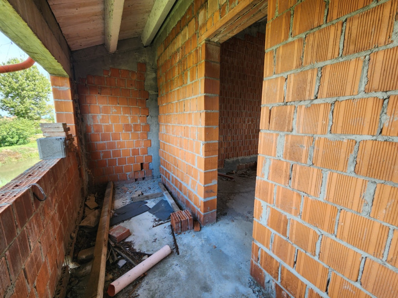 Pontelongo:Porzione di trifamiliare vicina al centro, ma al contempo in campagna dotata di giardi...