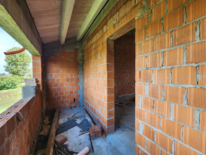 Pontelongo:Porzione di trifamiliare vicina al centro, ma al contempo in campagna dotata di giardi...