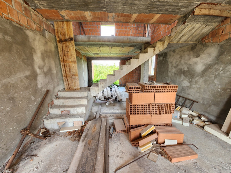 Pontelongo:Porzione di trifamiliare vicina al centro, ma al contempo in campagna dotata di giardi...