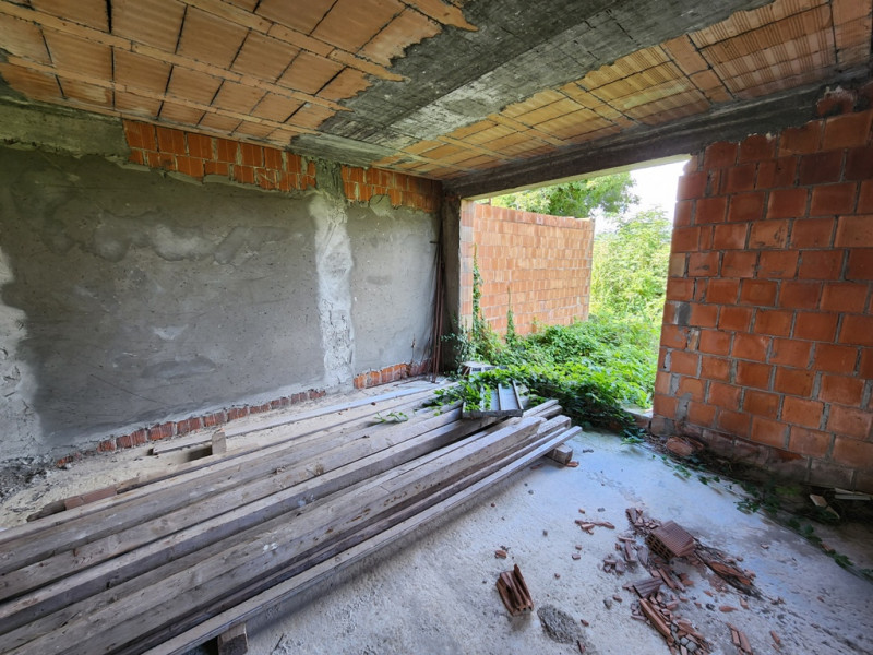 Pontelongo:Porzione di trifamiliare vicina al centro, ma al contempo in campagna dotata di giardi...
