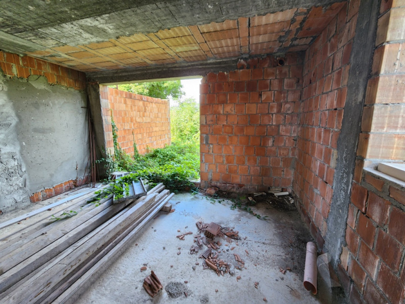 Pontelongo:Porzione di trifamiliare vicina al centro, ma al contempo in campagna dotata di giardi...