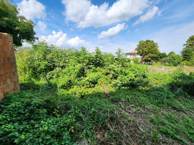 Pontelongo:Porzione di trifamiliare vicina al centro, ma al contempo in campagna dotata di giardi...