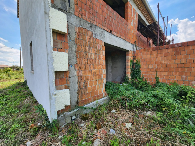 Pontelongo:Porzione di trifamiliare vicina al centro, ma al contempo in campagna dotata di giardi...