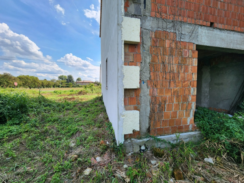 Pontelongo:Porzione di trifamiliare vicina al centro, ma al contempo in campagna dotata di giardi...