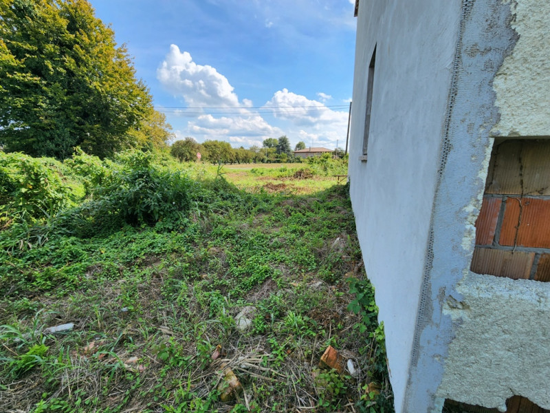 Pontelongo:Porzione di trifamiliare vicina al centro, ma al contempo in campagna dotata di giardi...