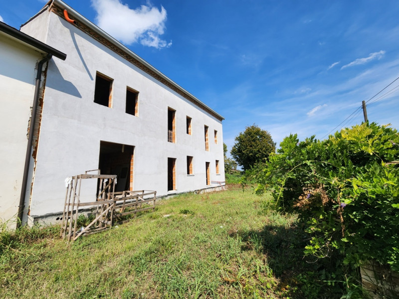 Pontelongo:Porzione di trifamiliare vicina al centro, ma al contempo in campagna dotata di giardi...