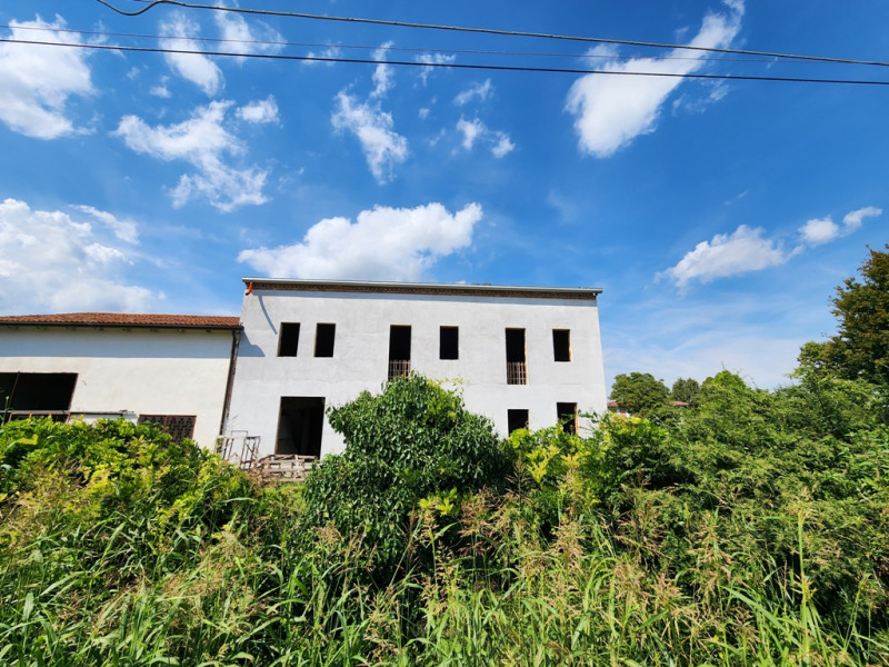 Pontelongo:Porzione di trifamiliare vicina al centro, ma al contempo in campagna dotata di giardi...
