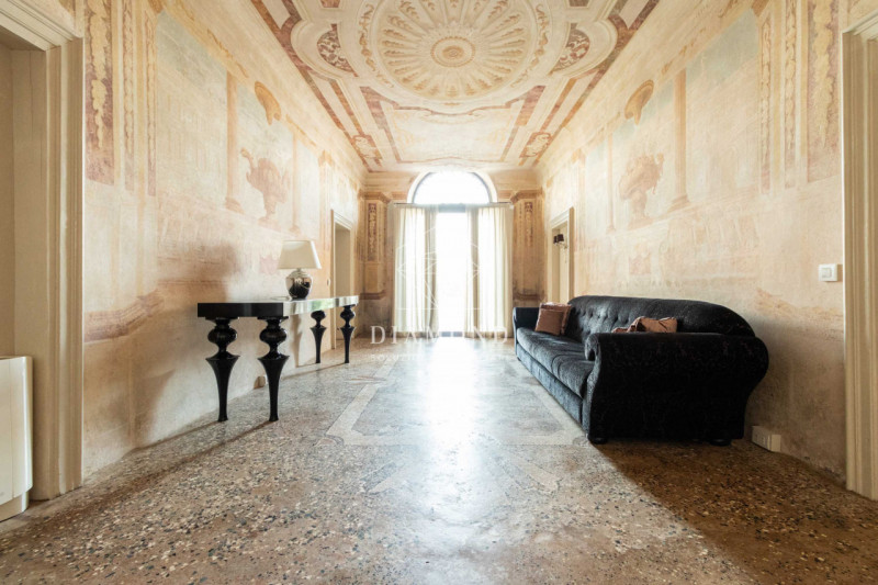 Falzè di Trevignano: In villa del 1.400, facente parte di un residence con parco verde e piscina,...