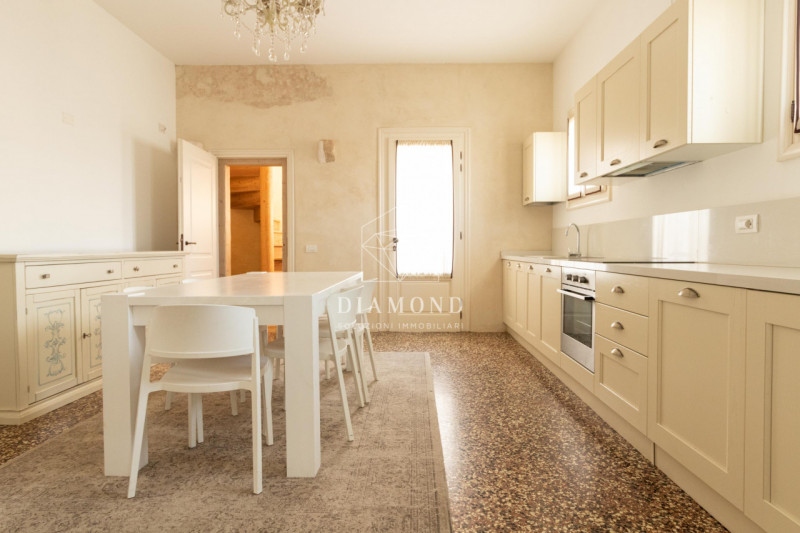 Falzè di Trevignano: In villa del 1.400, facente parte di un residence con parco verde e piscina,...