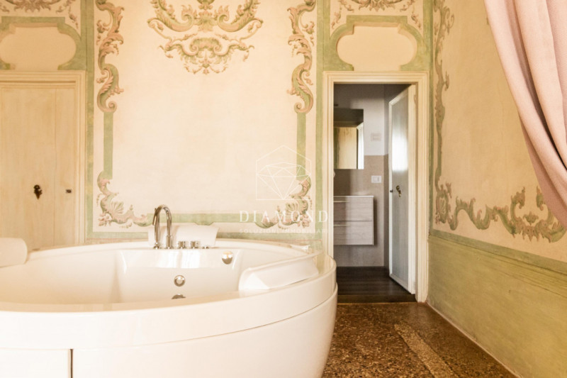 Falzè di Trevignano: In villa del 1.400, facente parte di un residence con parco verde e piscina,...