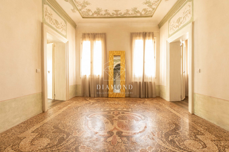 Falzè di Trevignano: In villa del 1.400, facente parte di un residence con parco verde e piscina,...