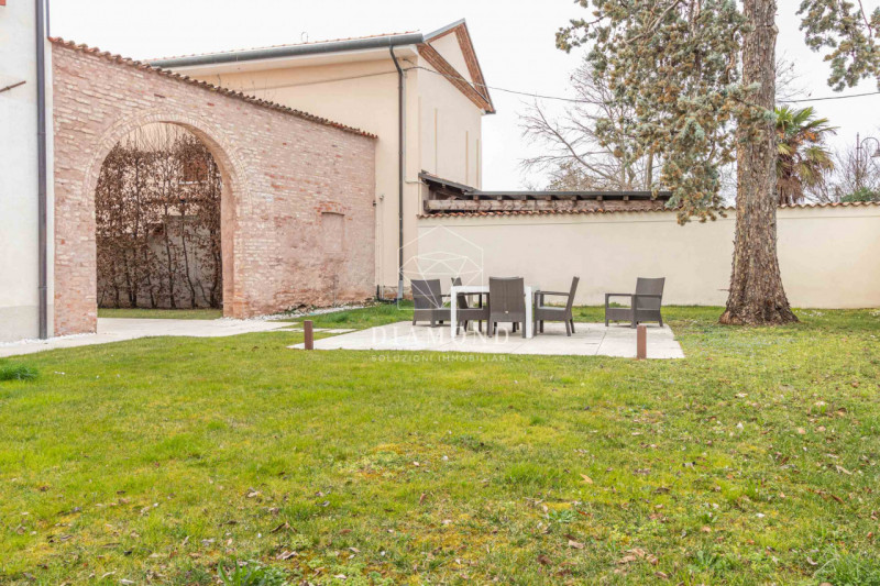 Falzè di Trevignano: In villa del 1.400, facente parte di un residence con parco verde e piscina,...