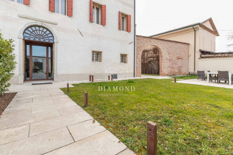 Falzè di Trevignano: In villa del 1.400, facente parte di un residence con parco verde e piscina,...