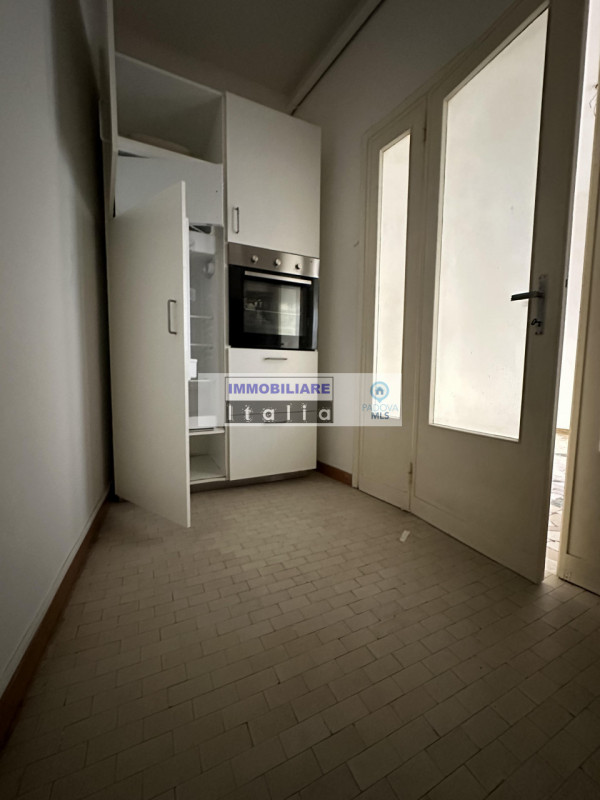 CENTRO STORICO: (piazza delle Erbe): in posizione unica proponiamo particolare midi appartamento ...