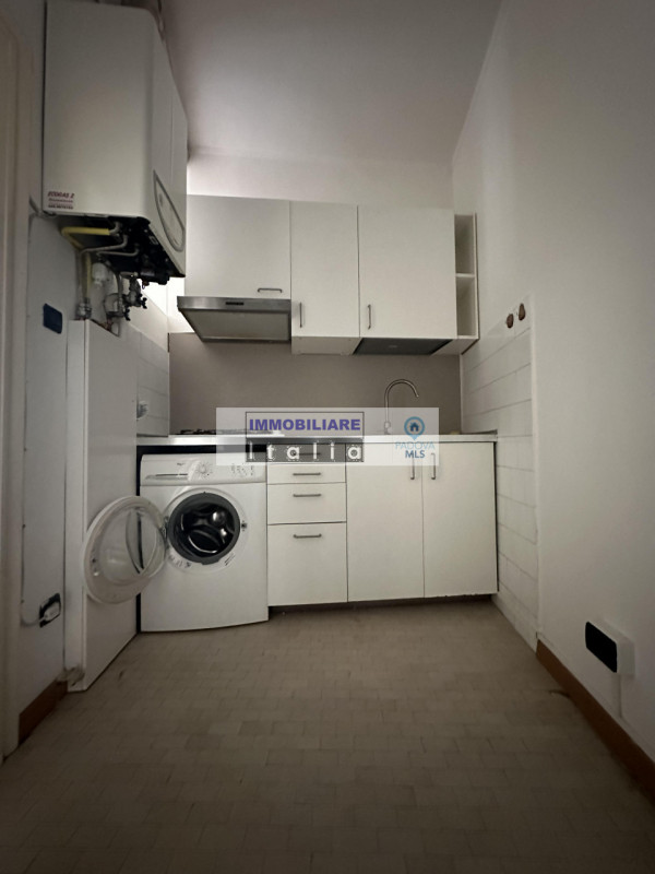 CENTRO STORICO: (piazza delle Erbe): in posizione unica proponiamo particolare midi appartamento ...