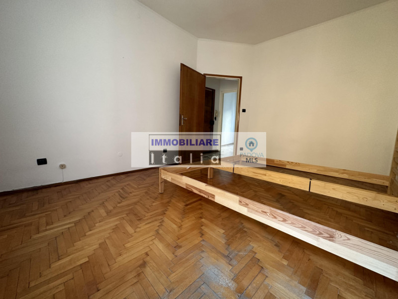 CENTRO STORICO: (piazza delle Erbe): in posizione unica proponiamo particolare midi appartamento ...