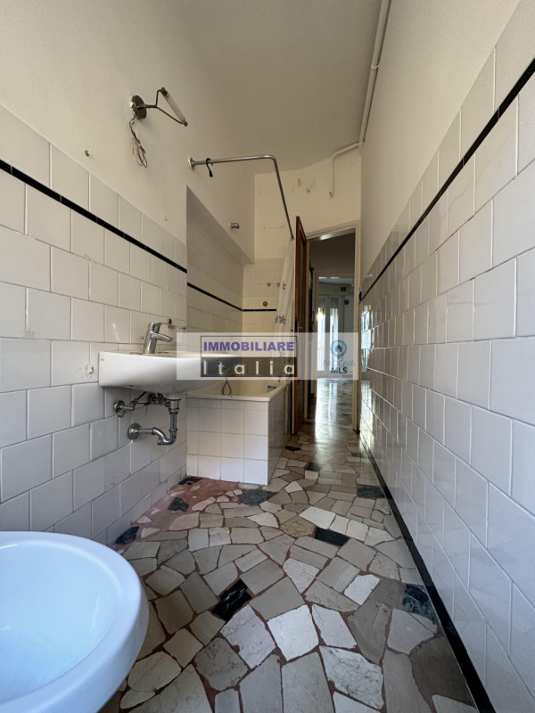 CENTRO STORICO: (piazza delle Erbe): in posizione unica proponiamo particolare midi appartamento ...