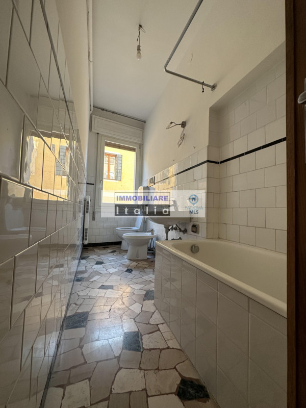 CENTRO STORICO: (piazza delle Erbe): in posizione unica proponiamo particolare midi appartamento ...