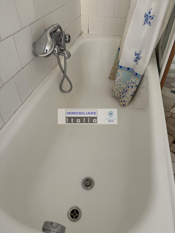 CENTRO STORICO: (piazza delle Erbe): in posizione unica proponiamo particolare midi appartamento ...