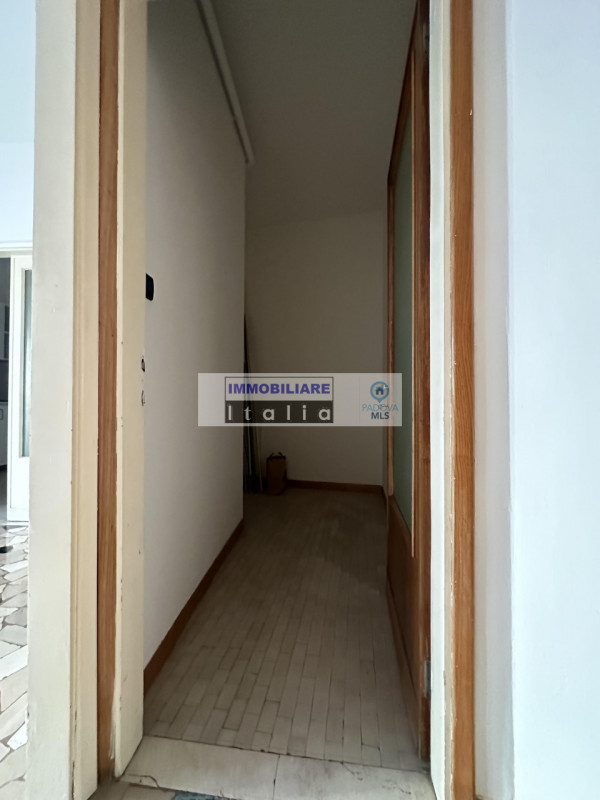 CENTRO STORICO: (piazza delle Erbe): in posizione unica proponiamo particolare midi appartamento ...